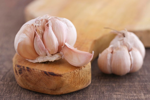 Primer plano de ajo en la tabla de cortar en una mesa de madera
