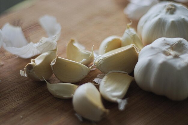 Foto primer plano de ajo en la tabla de cortar