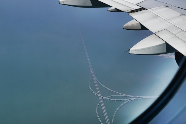 Foto primer plano del ala de la aeronave en el cielo