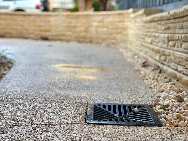 Foto primer plano de una alcantarilla en la calle