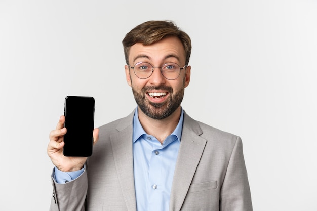 Primer plano de alegre empresario masculino en gafas y traje gris