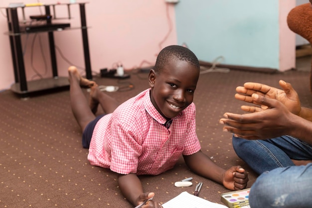 Primer plano de alegre joven alumno de primaria sonriendo mirando a la cámara