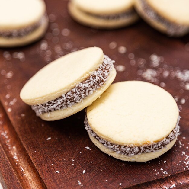 Foto primer plano de las alfajores en un plato sobre la mesa