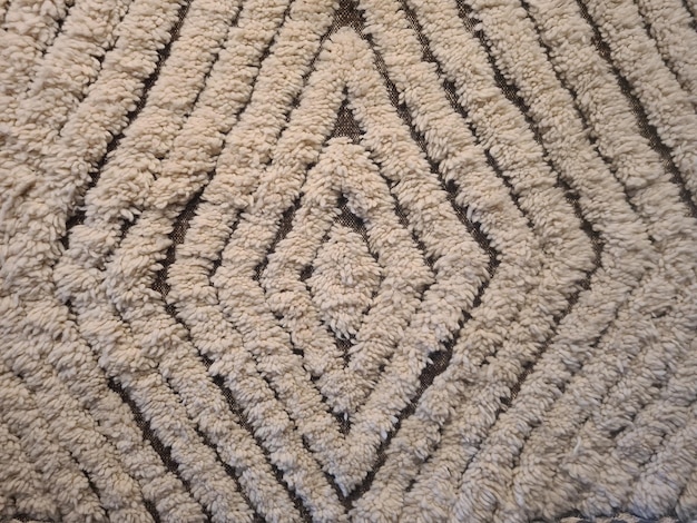 un primer plano de una alfombra tejida con un diseño geométrico.