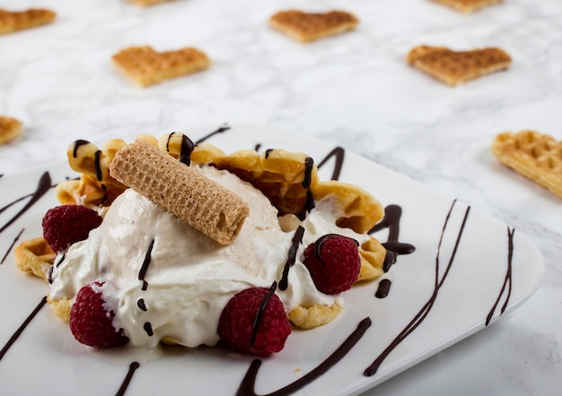Primer plano de alimentos dulces en el plato sobre la mesa