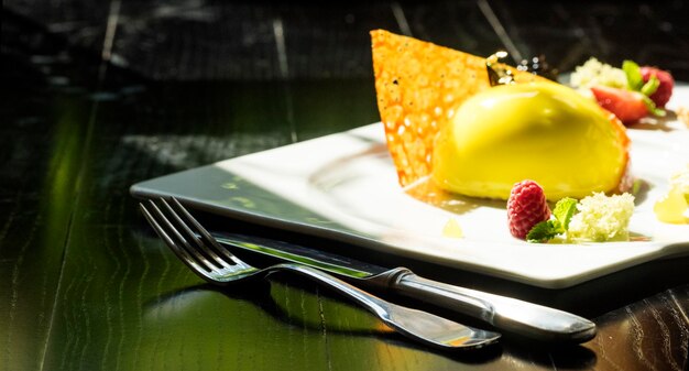 Foto primer plano de alimentos dulces en el plato sobre la mesa