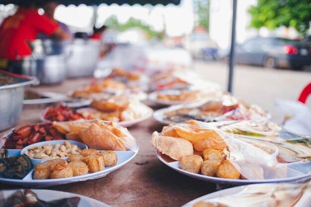 Primer plano de los alimentos en la mesa en el mercado