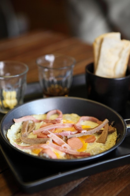 Foto primer plano de los alimentos en el plato sobre la mesa