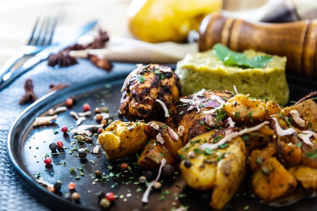 Foto primer plano de los alimentos en el plato sobre la mesa