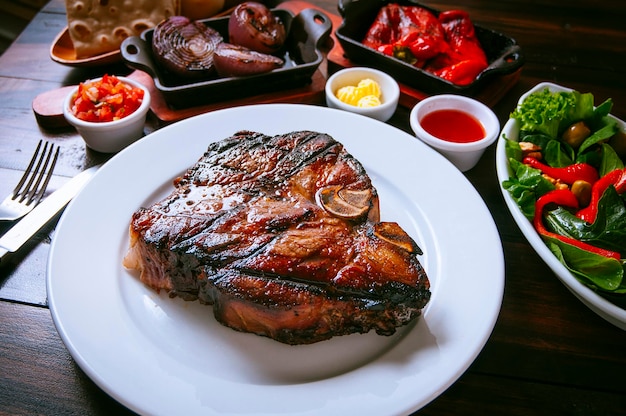 Primer plano de los alimentos en el plato sobre la mesa