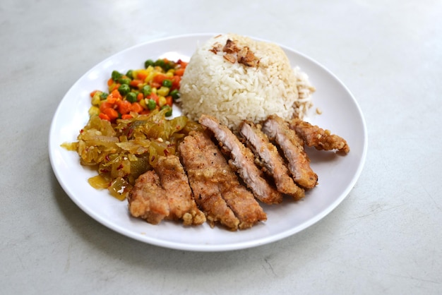 Primer plano de los alimentos en el plato
