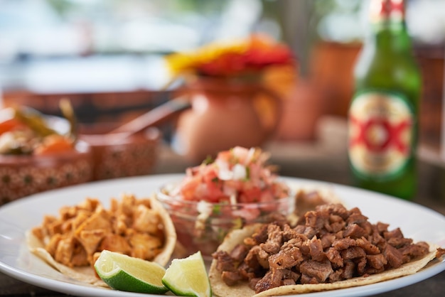 Primer plano de los alimentos en el plato
