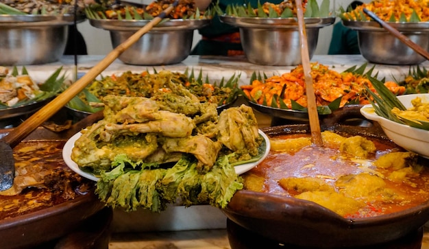 Primer plano de los alimentos en el puesto del mercado