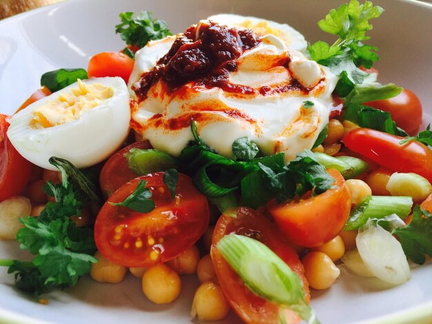 Primer plano de alimentos saludables en el plato