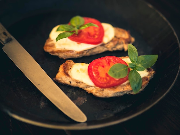 Primer plano de los alimentos servidos en el plato