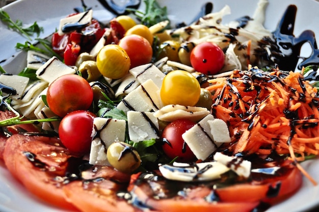 Primer plano de los alimentos servidos en el plato