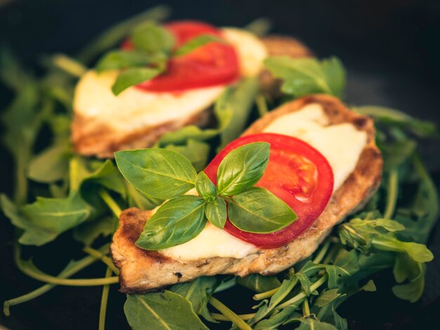 Primer plano de los alimentos servidos en el plato
