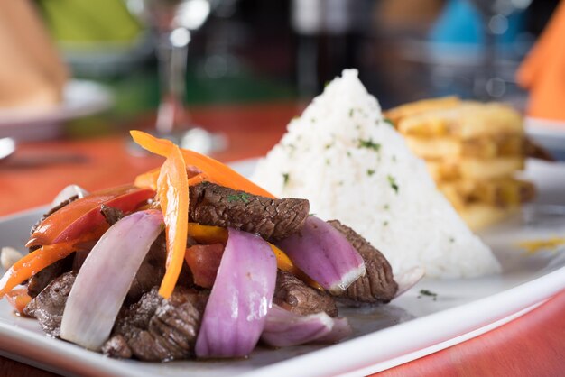 Primer plano de los alimentos servidos en el plato