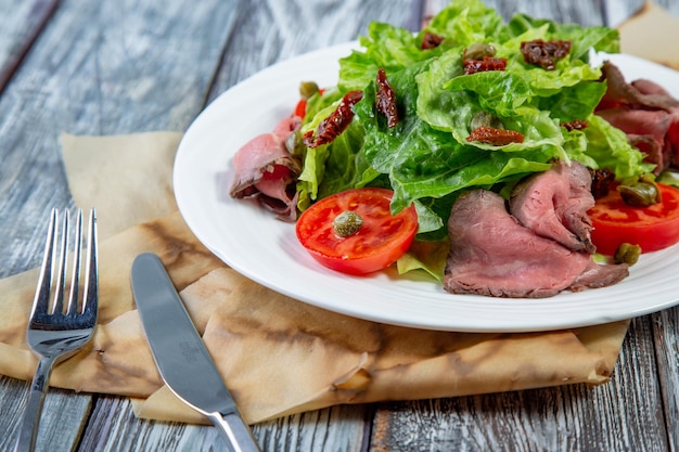 Foto primer plano de los alimentos servidos en el plato