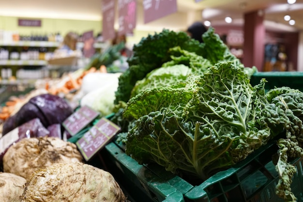 Foto primer plano de alimentos para la venta en el puesto del mercado