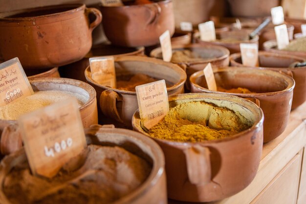 Foto primer plano de alimentos para la venta en el puesto del mercado