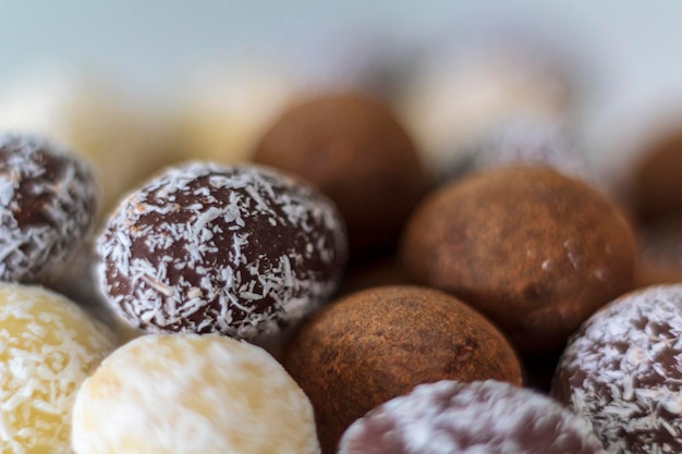 Primer plano de almendras de chocolate dulce en la mesa