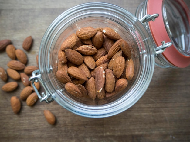 Foto primer plano de almendras en frasco sobre la mesa