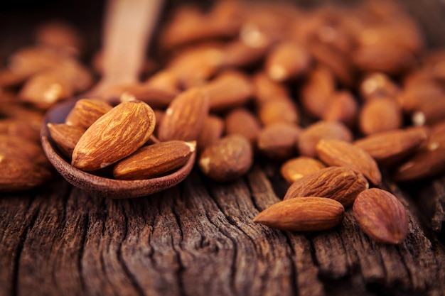 Primer plano de las almendras en la mesa