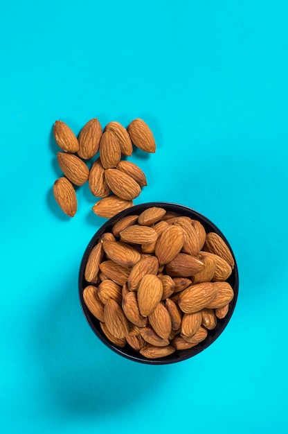 Primer plano de almendras sobre fondo azul