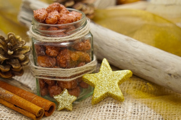 Foto primer plano de almendras tostadas en un buen vaso