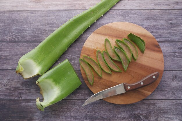 Primer plano de aloe vera fresco en rodajas sobre una tabla de cortar