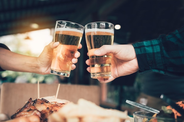 Foto primer plano de amigos brindando bebidas en la mesa