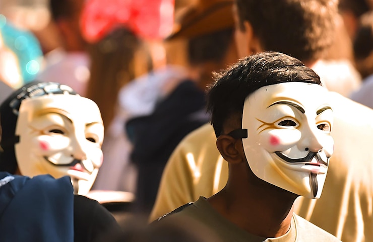 Foto primer plano de amigos enmascarados