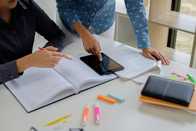 Foto primer plano de amigos estudiando en el escritorio