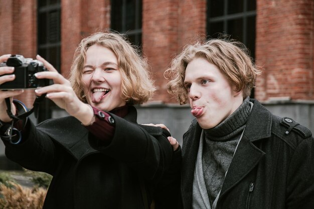 Primer plano de amigos fotografiando en la ciudad