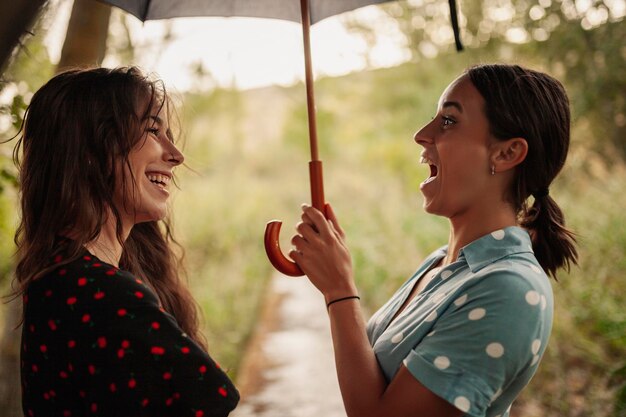 Primer plano de amigos sonrientes al aire libre