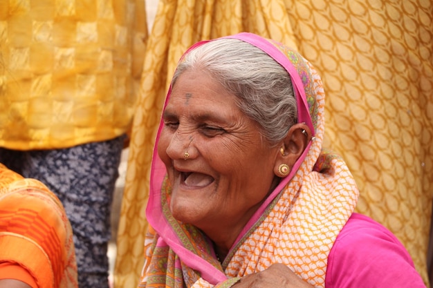 Foto primer plano de una anciana feliz con un sari.