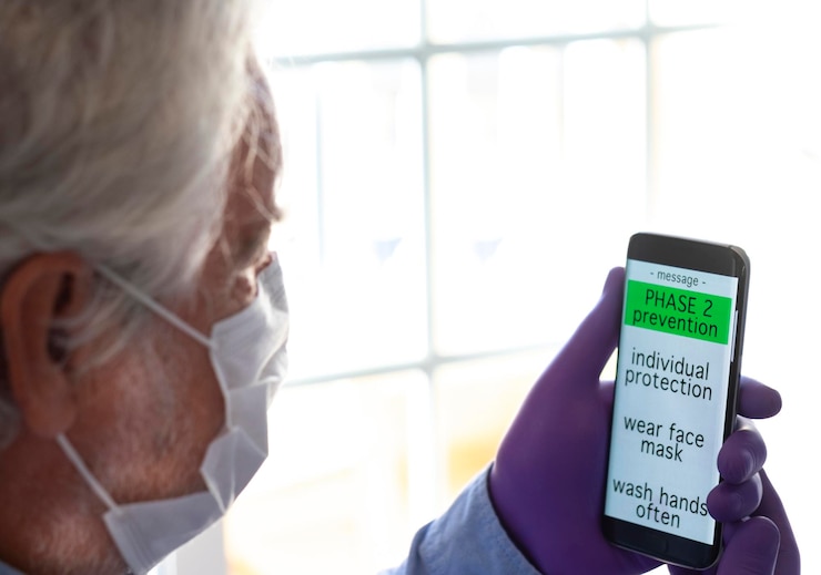 Foto primer plano de un anciano con un teléfono inteligente