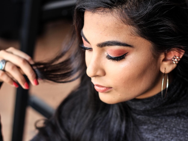 Primer plano en ángulo alto de una mujer joven con maquillaje