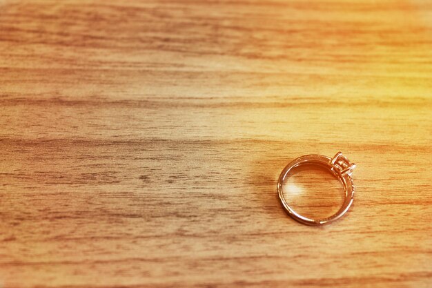 Foto primer plano del anillo de bodas en la mesa