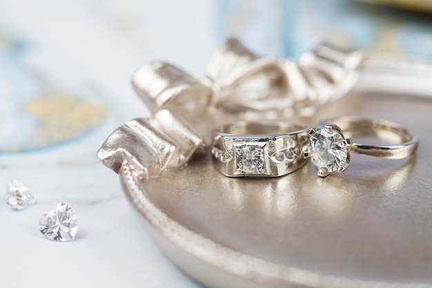 Primer plano del anillo de diamantes de compromiso Concepto de amor y boda enfoque suave y selectivo