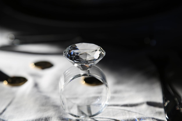 Primer plano de un anillo de diamantes en la tela