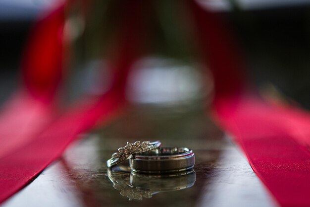 Foto primer plano de los anillos de bodas en la mesa