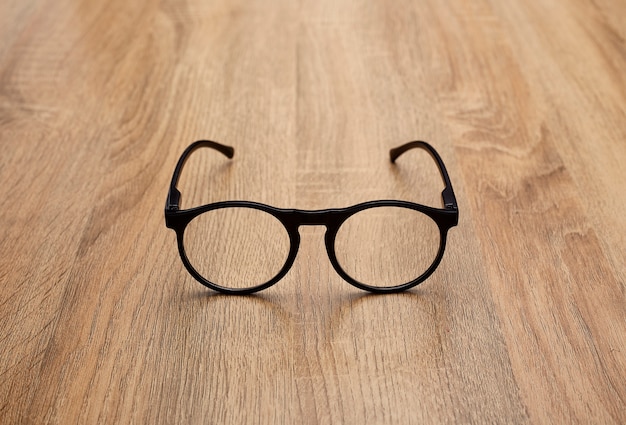 Primer plano de anteojos en la mesa