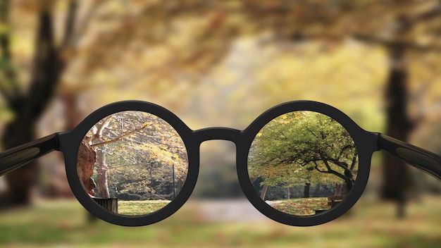 Primer plano de anteojos con vista panorámica enfocada y borrosa