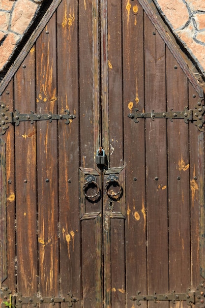 Primer plano de una antigua puerta maciza de madera