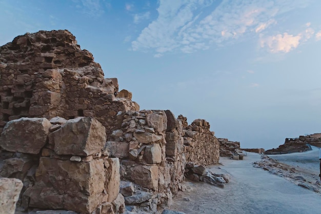 Un primer plano de las antiguas murallas de la fortificación del Fuerte de Masada construido por el rey Herodes en Israel.