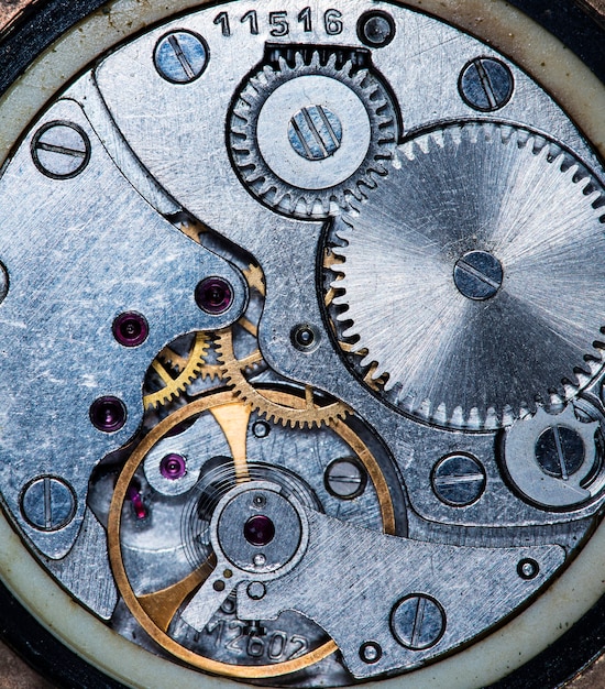 Primer plano de un antiguo reloj mecánico