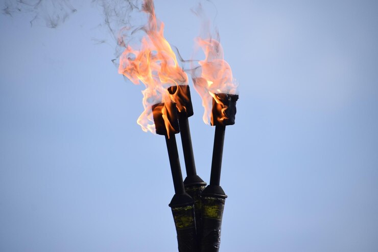 Foto primer plano de una antorcha en llamas contra un cielo despejado