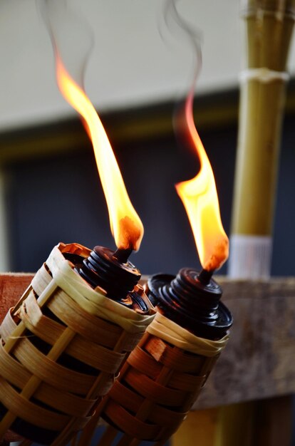 Primer plano de las antorchas tiki ardiendo